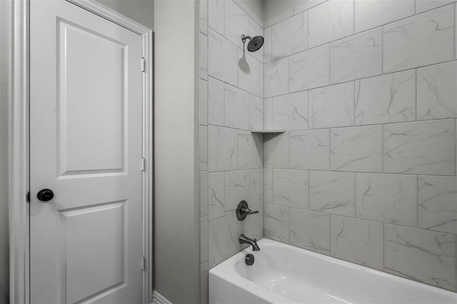 Bathroom with tiled shower / bath combo