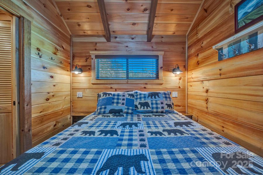 Queen Bed with 2 bedside tables and wall lighting