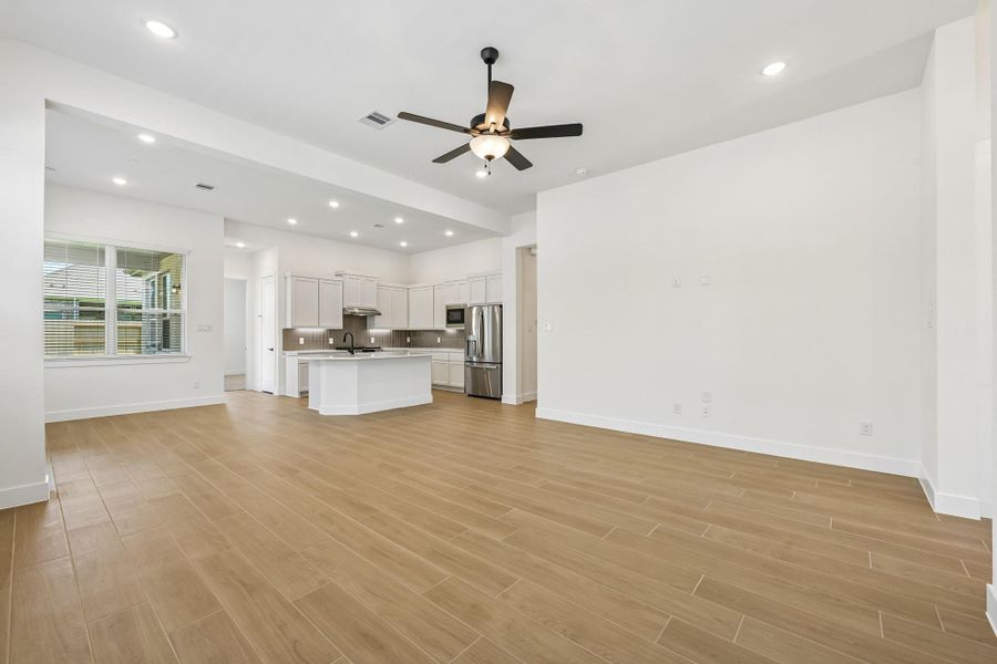 Spacious, unfurnished interior of a new home in Wood Leaf Reserve, Tomball (Image 13). Spacious, unfurnished interior of a new home in Wood Leaf Reserve, Tomball (Image 13).