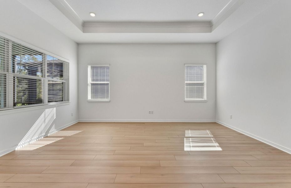 Spacious, unfurnished interior of a new home in Del Webb River Reserve, Spring Hill (Image 18).