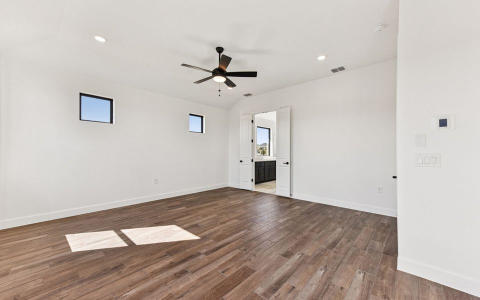 Spacious, unfurnished interior of a new home in Kissing Tree, San Marcos (Image 12).