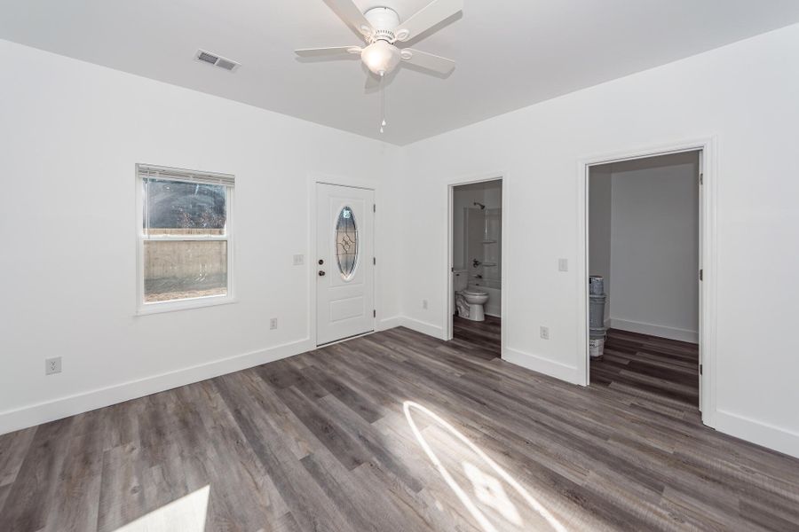 Spacious, unfurnished interior of a new home in , Goose Creek (Image 33).