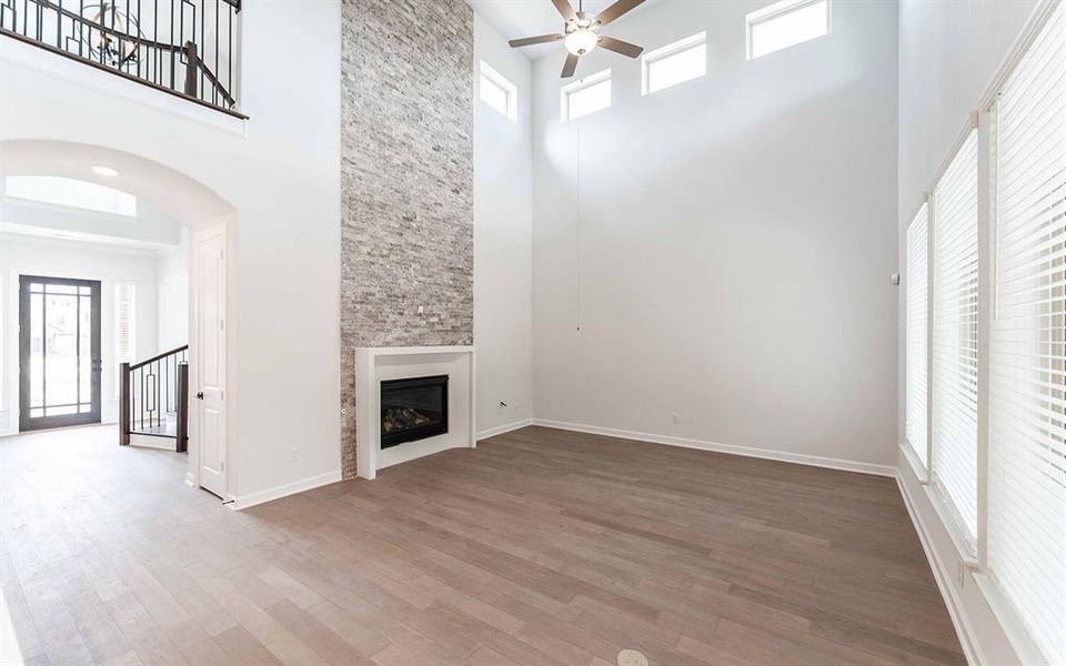 Spacious, unfurnished interior of a new home in Heath Golf & Yacht Club, Forney (Image 14).