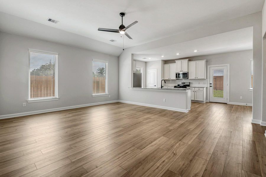 Spacious, unfurnished interior of a new home in Sweetwater Ridge, Conroe (Image 15).