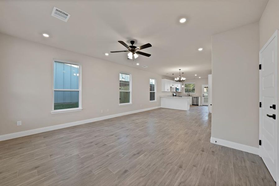 Spacious, unfurnished interior of a new home in , Granbury (Image 10).