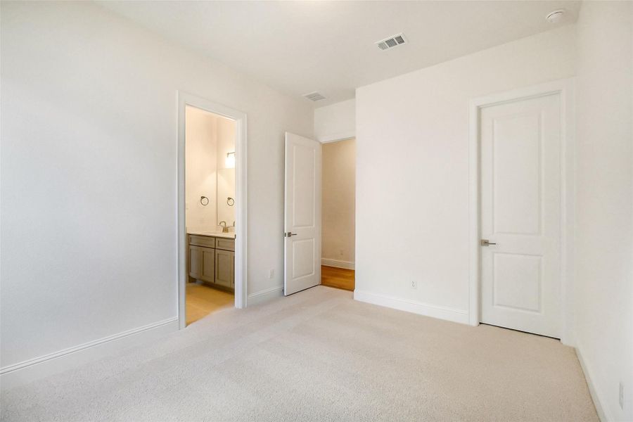 Spacious, unfurnished interior of a new home in Evergreen 70', Conroe (Image 25).