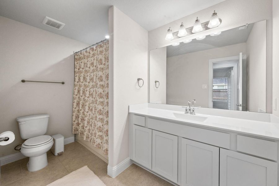 Furnished interior view inside a new home in Champions Forest 90', Mont Belvieu (Image 13).