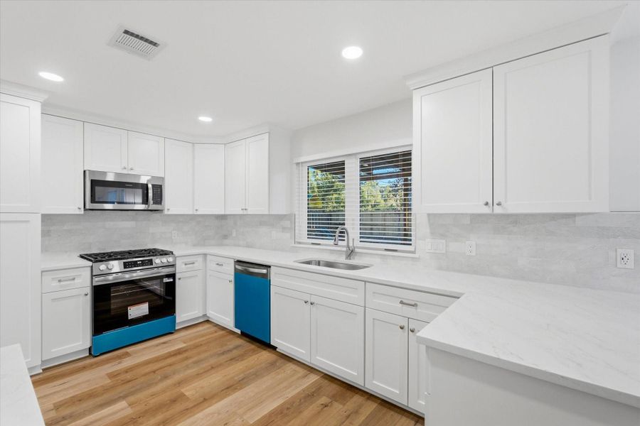Furnished interior view inside a new home in , Kingwood (Image 7).
