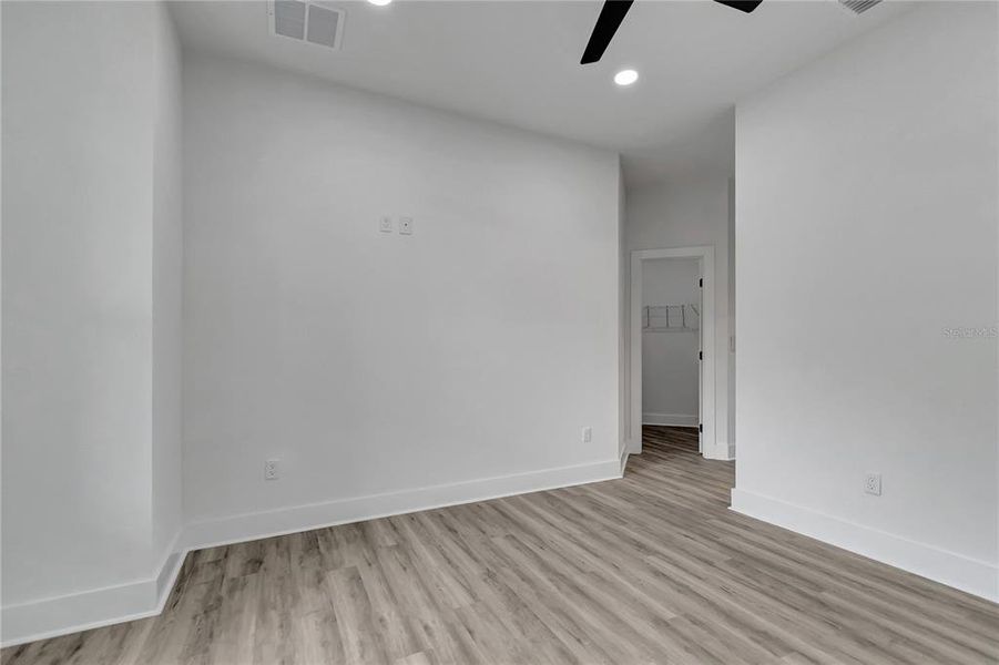 Spacious, unfurnished interior of a new home in , Plant City (Image 22).