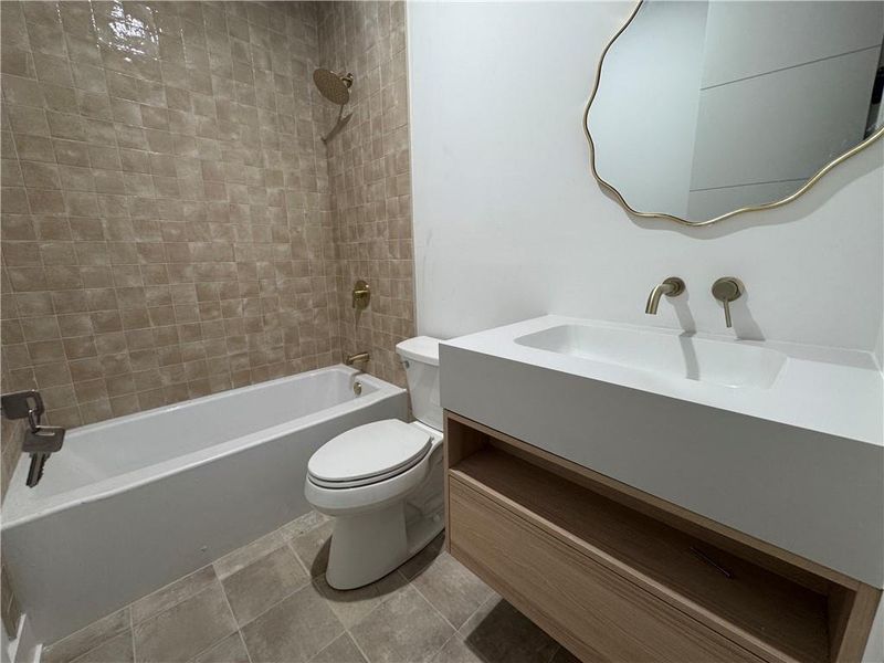 Furnished interior view inside a new home in , Alpharetta (Image 10).