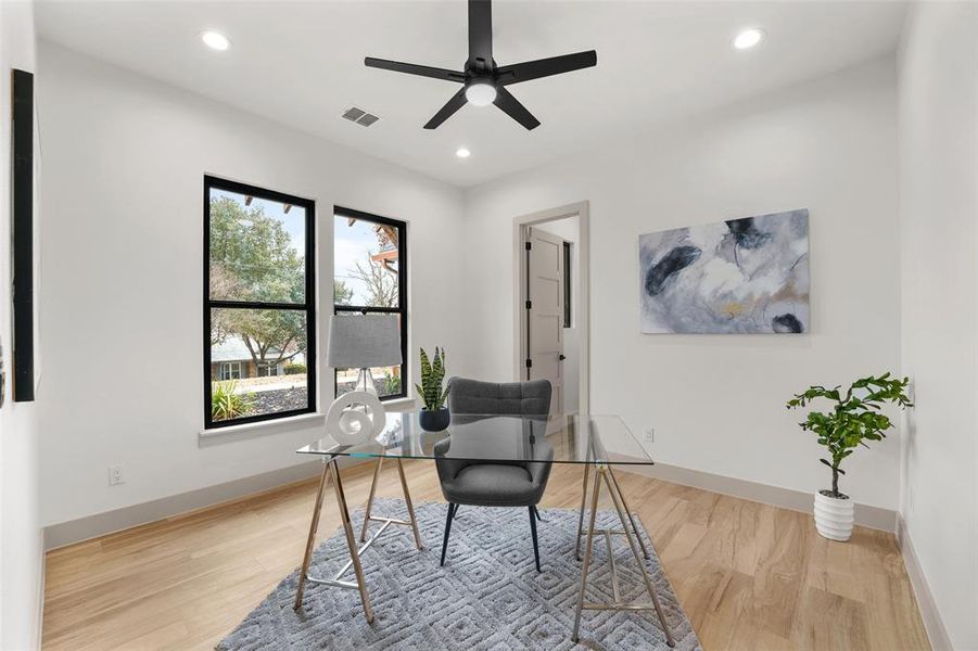 Furnished interior view inside a new home in , Malakoff (Image 19).