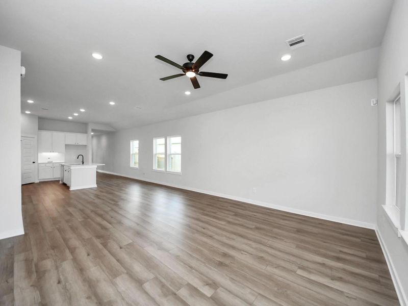 Spacious, unfurnished interior of a new home in River Ranch Meadows, Dayton (Image 23).