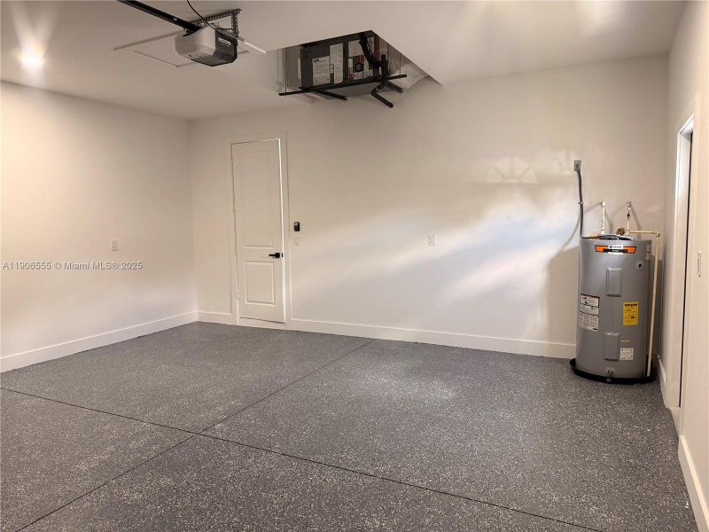 Spacious, unfurnished interior of a new home in , Lehigh Acres (Image 29).