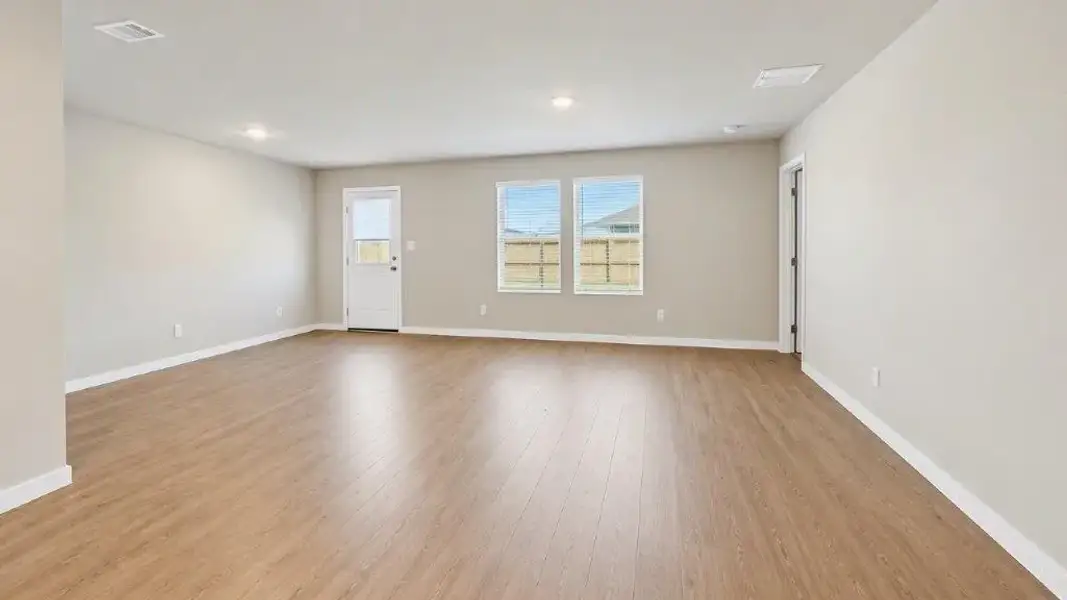 Spacious, unfurnished interior of a new home in Fisher's Cove, Aransas Pass (Image 7).