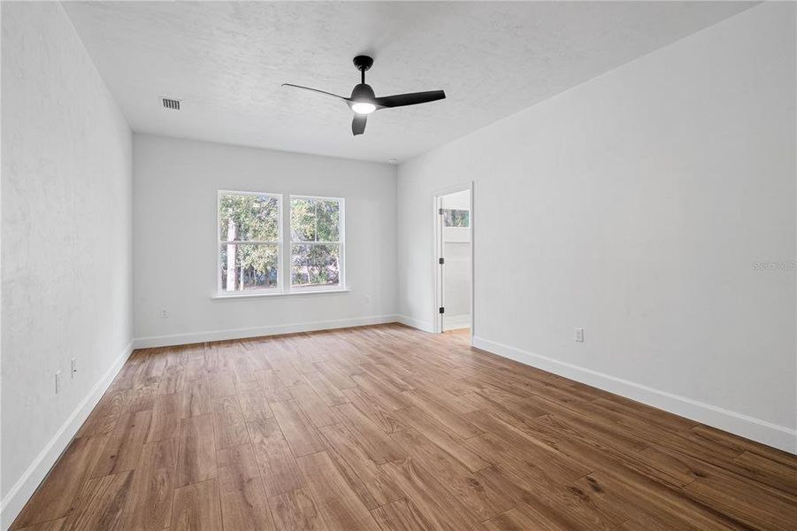 Spacious, unfurnished interior of a new home in , Bronson (Image 15).