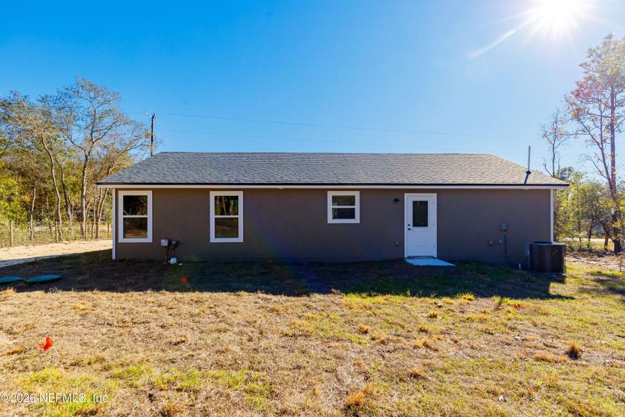 Exterior details and patio area of a home in , Keystone Heights (Image 3).