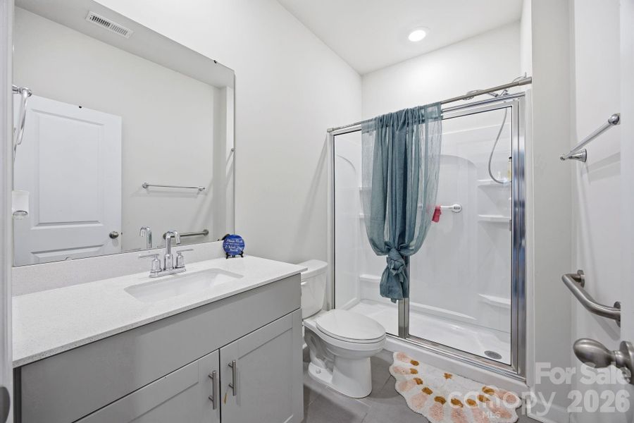 Full bathroom on Main