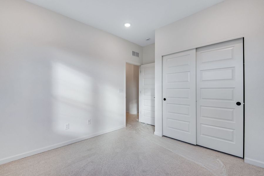 Spacious, unfurnished interior of a new home in Sterling Ranch, Littleton (Image 36).