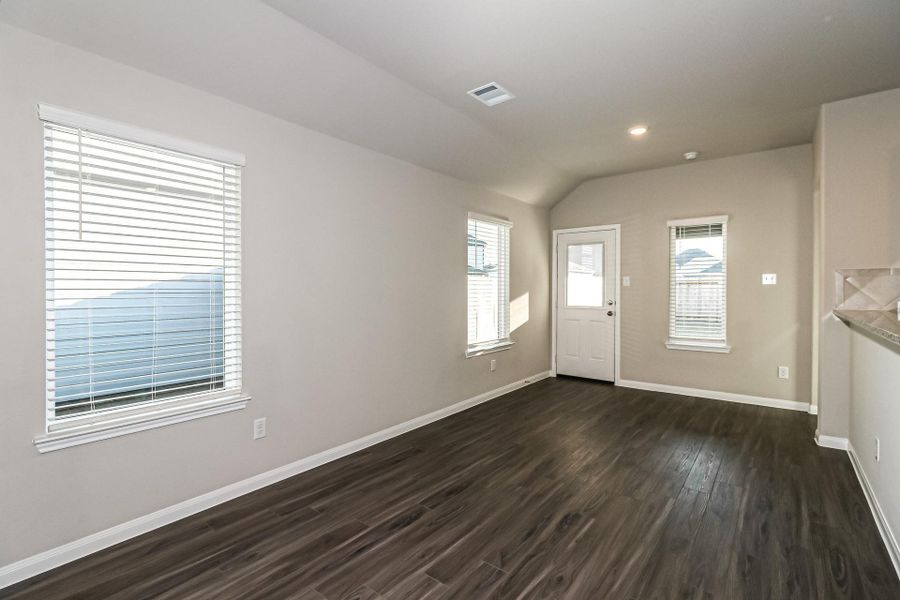 Spacious, unfurnished interior of a new home in Charleston Heights, Rosharon (Image 9).