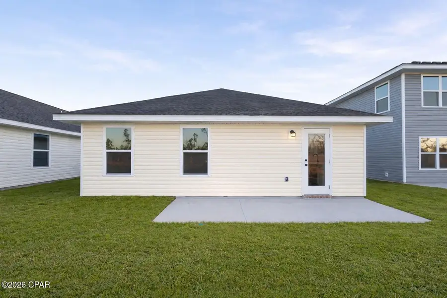 Exterior details and patio area of a home in Fox Glenn, Panama City (Image 3).