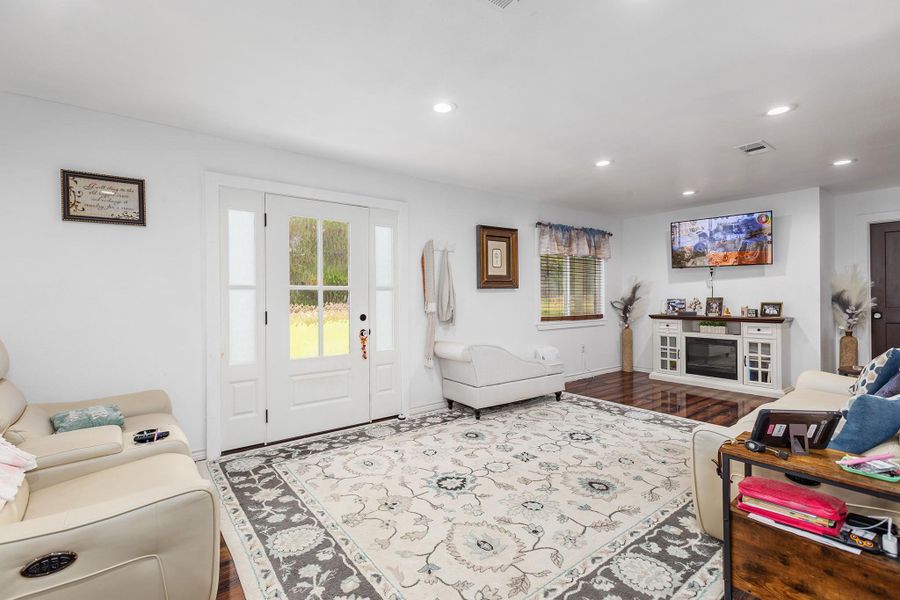 Furnished interior view inside a new home in , Lufkin (Image 9).