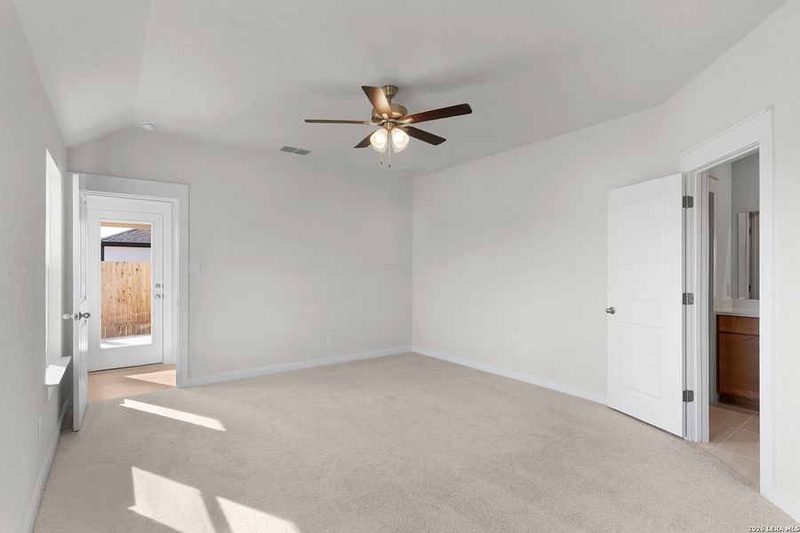 Spacious, unfurnished interior of a new home in Westridge, San Antonio (Image 27).