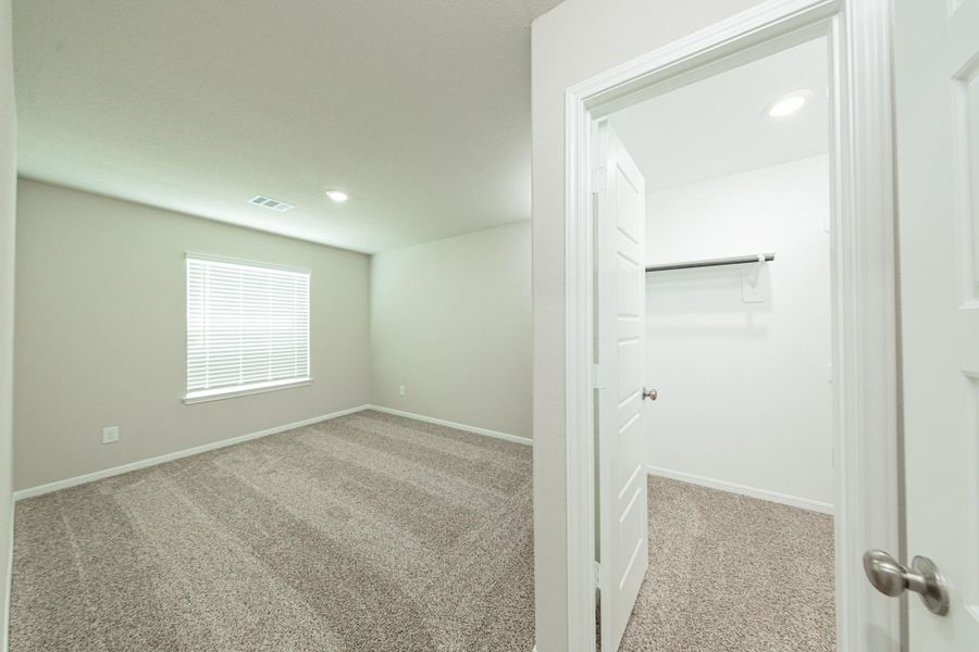 Spacious, unfurnished interior of a new home in Mackenzie Creek, Conroe (Image 14).