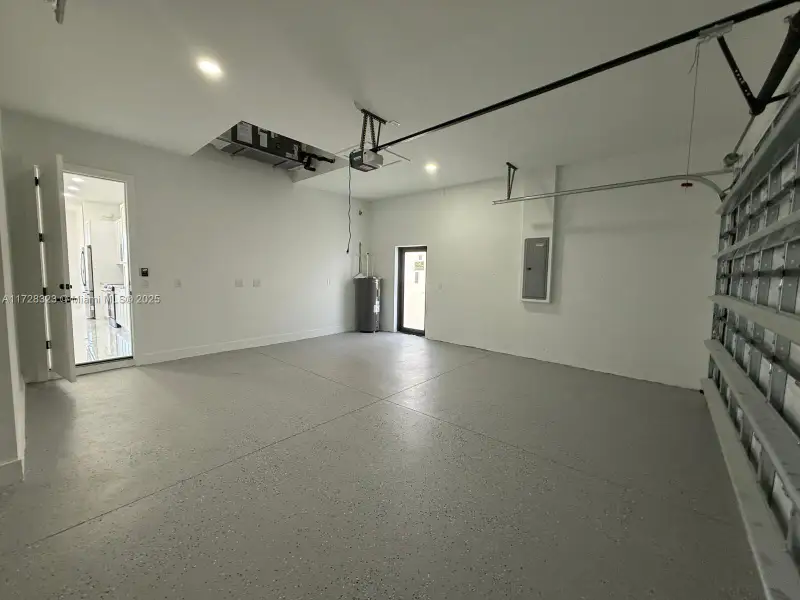 Spacious, unfurnished interior of a new home in , Cape Coral (Image 9).