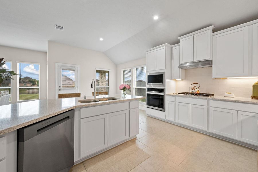 Furnished interior view inside a new home in Champions Forest 90', Mont Belvieu (Image 15).