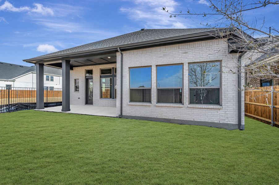 Exterior details and patio area of a home in Tavolo Park Cottages, Fort Worth (Image 4).