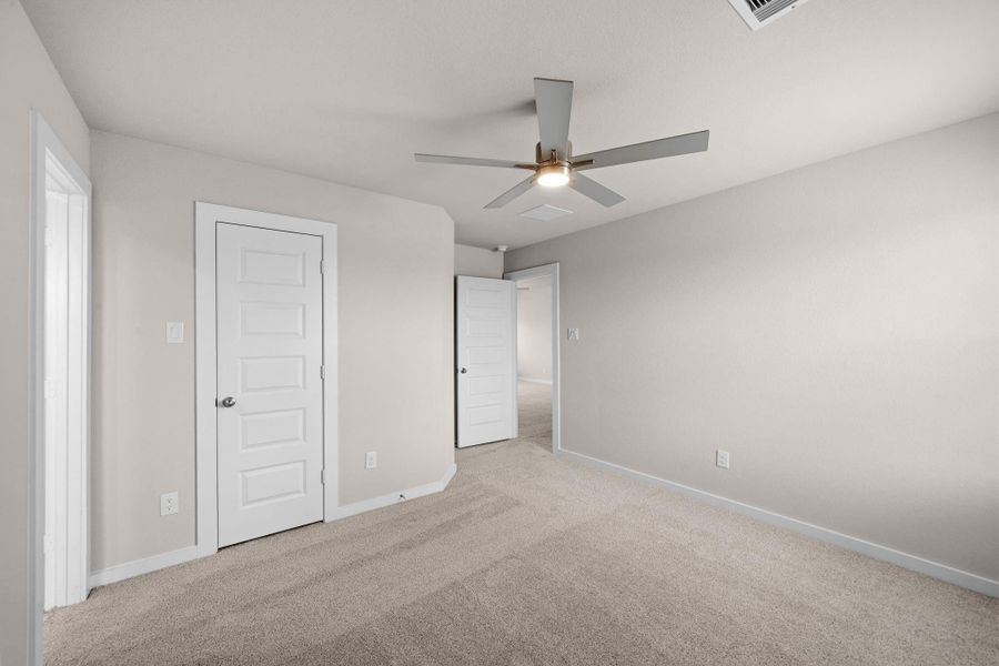Spacious, unfurnished interior of a new home in Sunterra Lakes, Fulshear (Image 19).