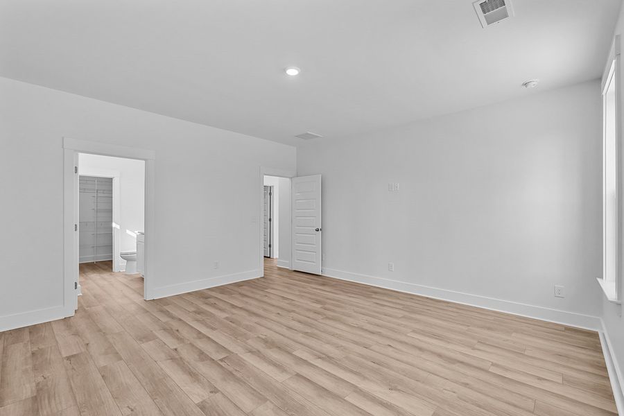 Spacious, unfurnished interior of a new home in Fieldstone, Lexington (Image 36).