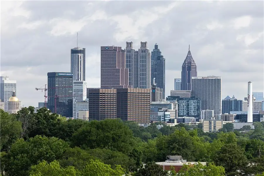 Condo located in Atlanta, GA showcasing its design and architecture (Image 4).