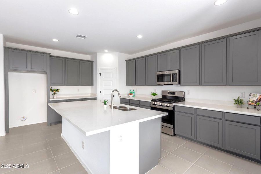 Huge kitchen w/ Quartz counters