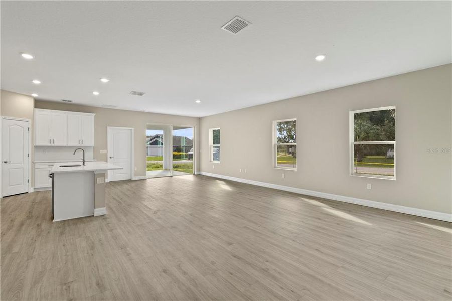Spacious, unfurnished interior of a new home in , Leesburg (Image 11).
