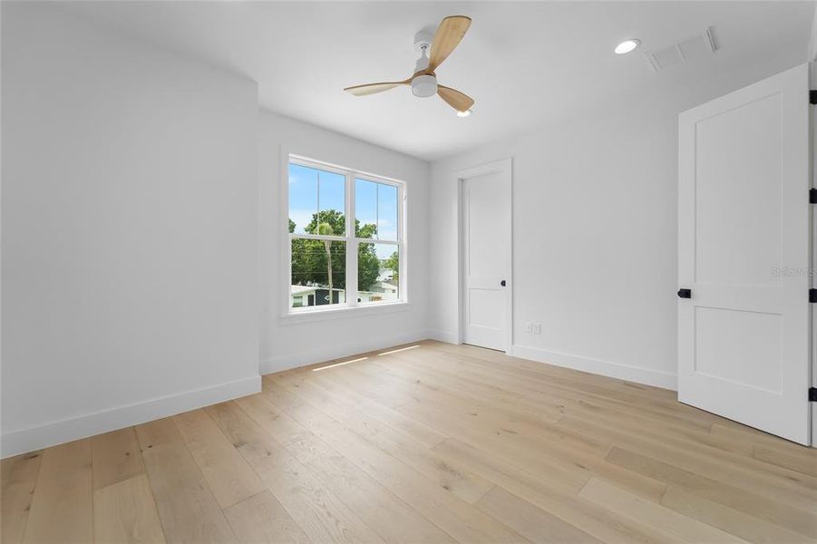 Spacious, unfurnished interior of a new home in , Tampa (Image 27).