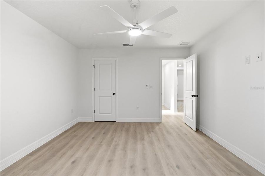 Spacious, unfurnished interior of a new home in , Weeki Wachee (Image 35).