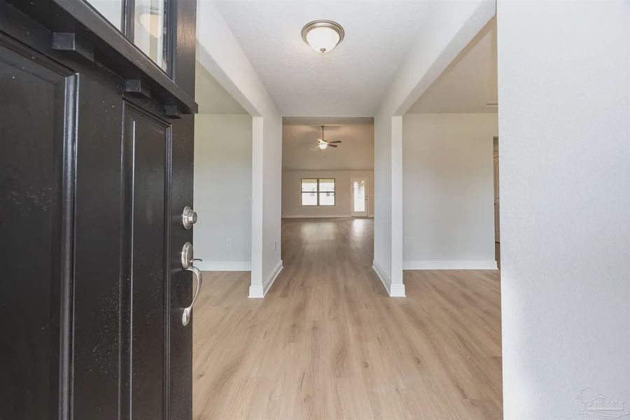 Spacious, unfurnished interior of a new home in Cedar Creek at Deerpoint Lake, Panama City (Image 8).