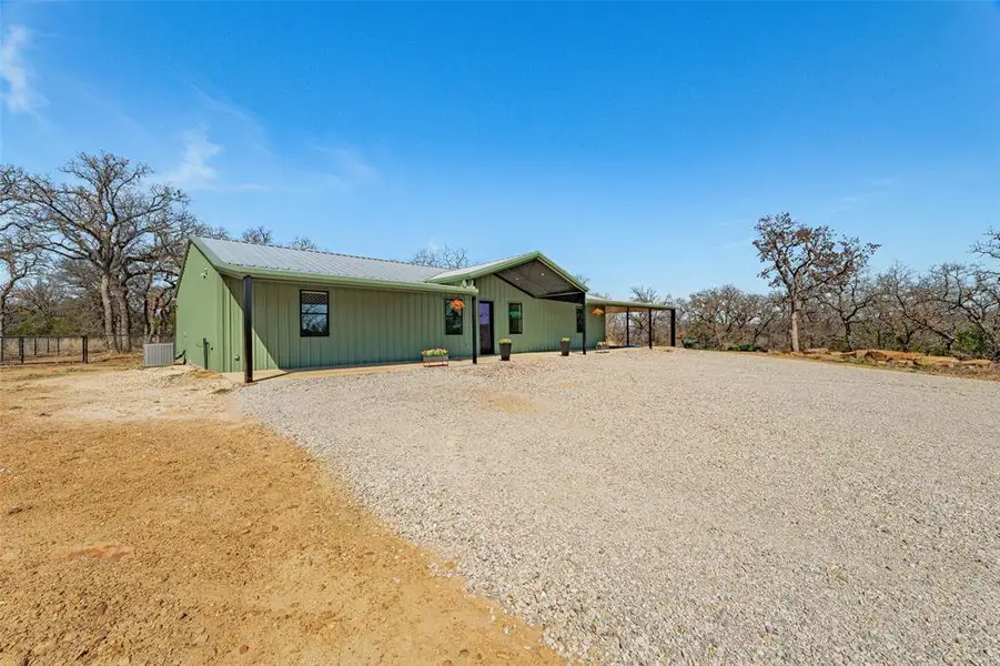 Exterior details and patio area of a home in , Santo (Image 20).