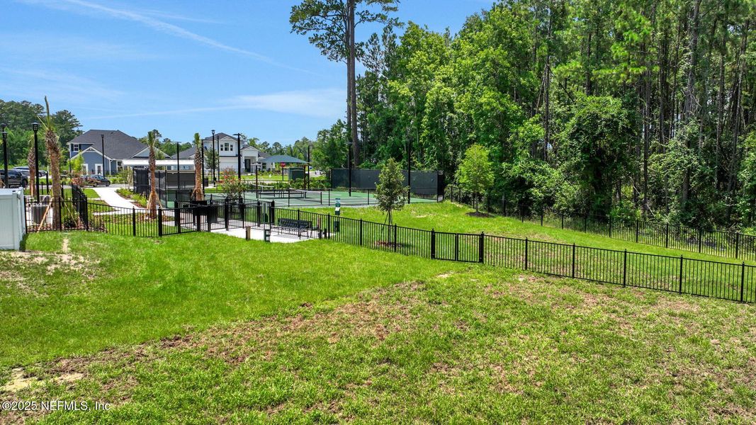 Community amenities in Jennings Farm, Middleburg (Image 9).