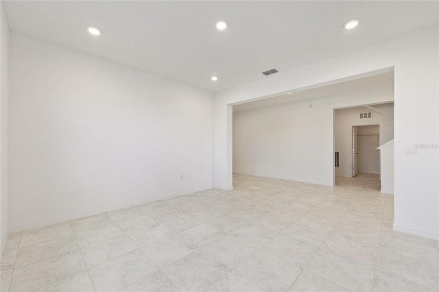 Spacious, unfurnished interior of a new home in Calesa Township, Ocala (Image 25).