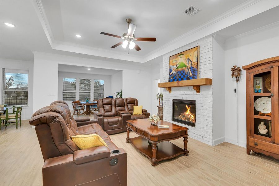 Furnished interior view inside a new home in Del Webb in Chambers Creek, Willis (Image 6). Furnished interior view inside a new home in Del Webb in Chambers Creek, Willis (Image 6).