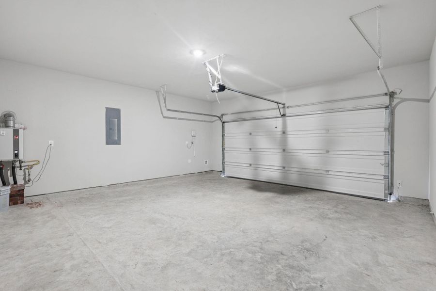 Spacious, unfurnished interior of a new home in Stewart's Ranch, Conroe (Image 14).