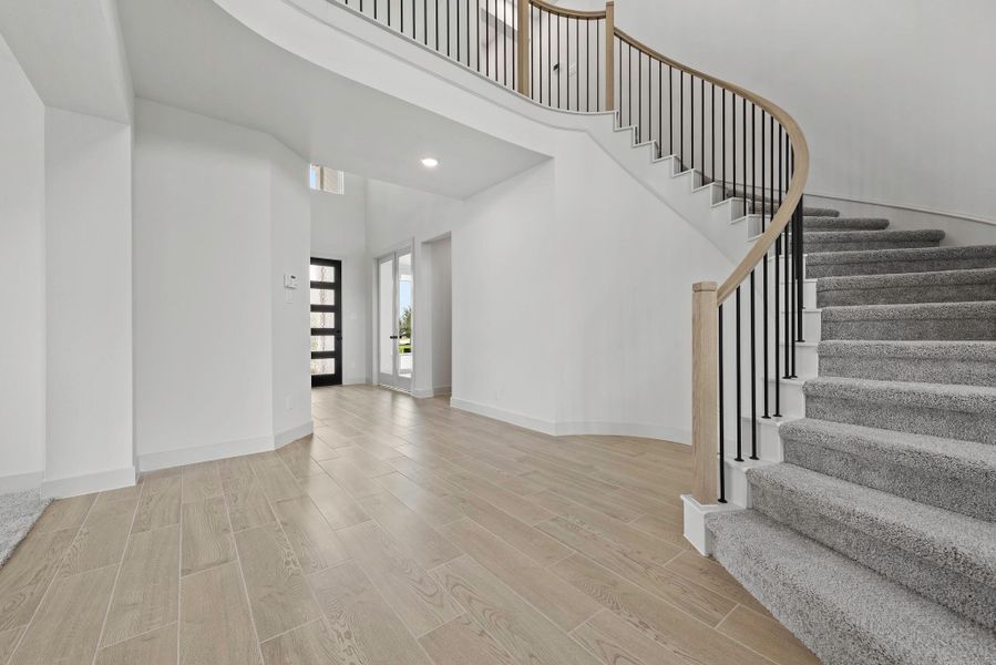 Spacious, unfurnished interior of a new home in Candela, Richmond (Image 19).