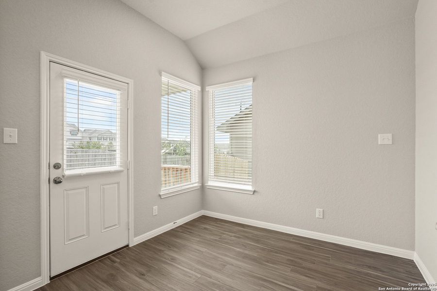 Spacious, unfurnished interior of a new home in Cinco Lakes, San Antonio (Image 25).