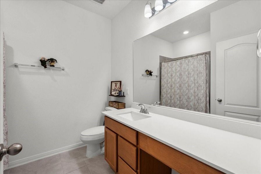 Furnished interior view inside a new home in , Alvin (Image 31).