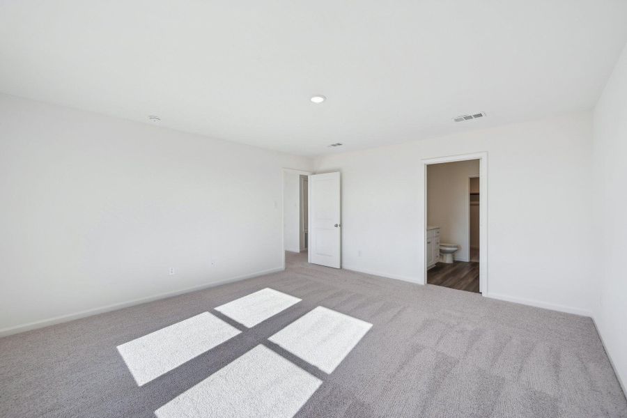 Spacious, unfurnished interior of a new home in , Summerville (Image 9).