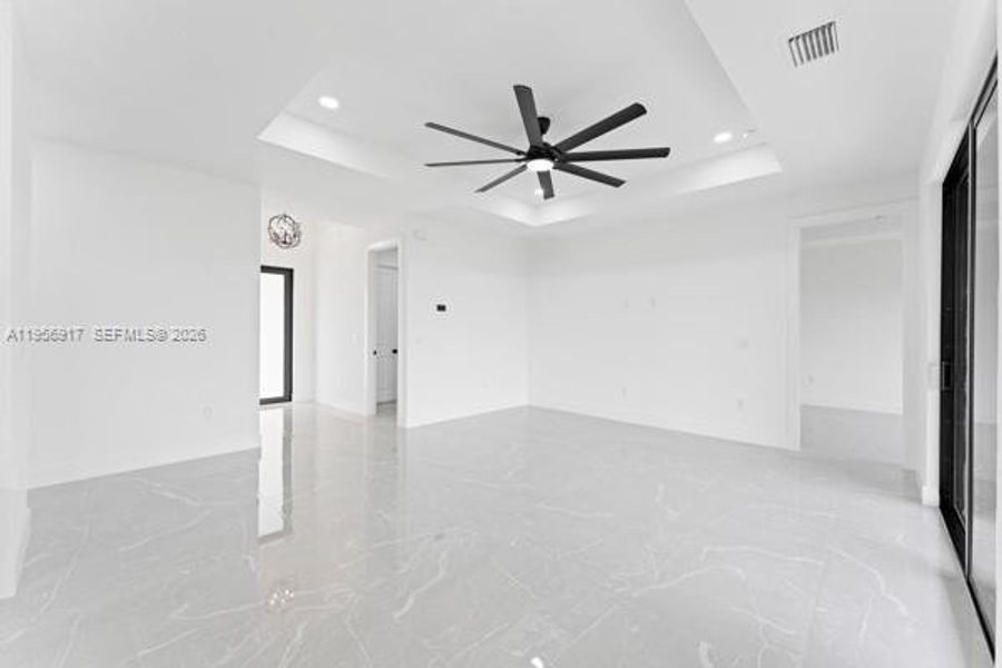 Spacious, unfurnished interior of a new home in , Lehigh Acres (Image 21).
