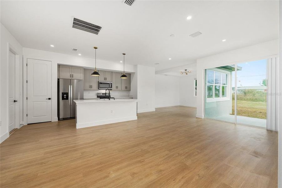 Spacious, unfurnished interior of a new home in , Ocala (Image 14).