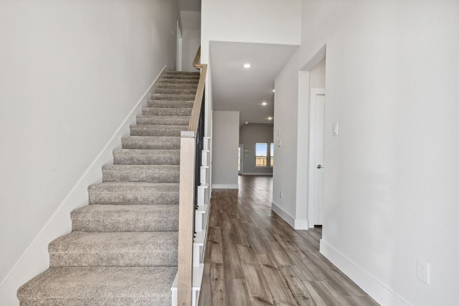 Spacious, unfurnished interior of a new home in Dove Hollow, Waxahachie (Image 16).